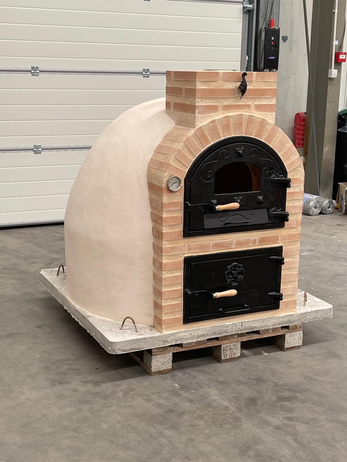 Four avec réchaud finition brique.