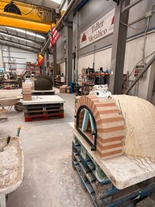 Four avec réchaud finition brique.