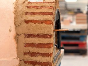 Four avec réchaud finition brique.