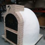 Four avec réchaud finition brique.