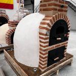 Four avec réchaud finition brique.